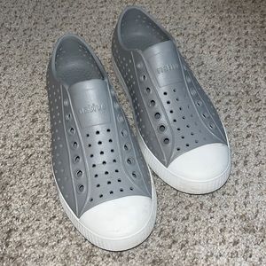 Native Jefferson in Womens size 7 Pigeon Gray / Shell White